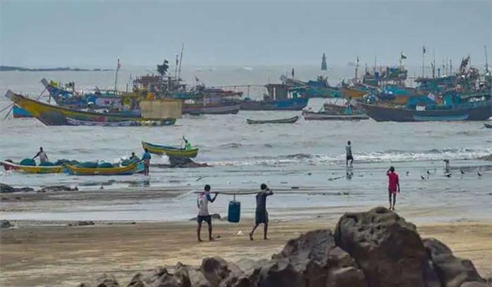 महाराष्ट्र में चक्रवाती तूफान निसर्ग ने ली 4 लोगों की जान