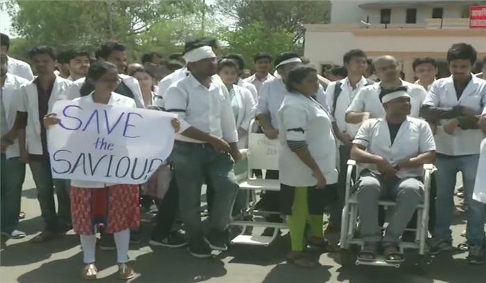 कोलकाता के डॉक्टरों के समर्थन में आए महाराष्ट्र के डॉक्टर