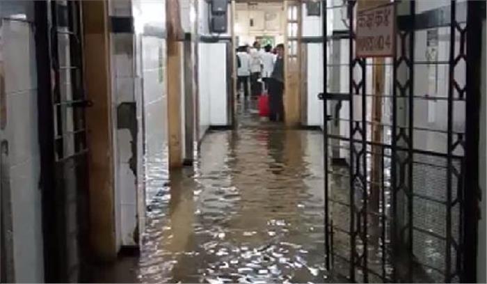  मुंबई: मूसलाधार बारिश के कारण अस्पताल में हुआ जलभराव