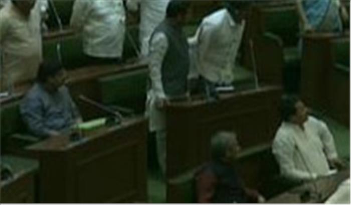 महाराष्ट्र विधानसभा की हंगामी शुरुआत