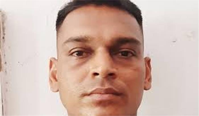 महाराष्ट्र के अहमदनगर में पूर्व सैन्य अधिकारी गिरफ्तार महाराष्ट्र के अहमदनगर में पूर्व सैन्य अधिकारी गिरफ्तार