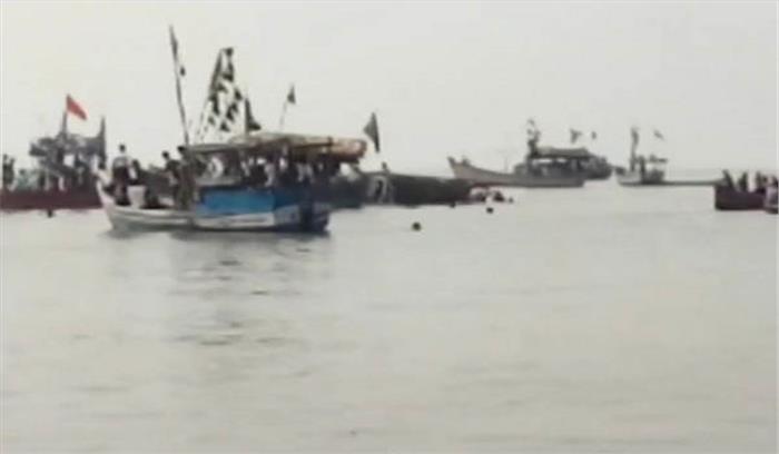 महाराष्ट्र में दहानु समुद्र तट  के पास 40 छात्रों से भरी नाव पलटी