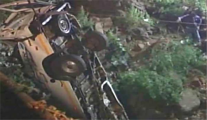 महाराष्ट्र में यात्रियों से भरी बस नदी में गिरी, 13 की मौत