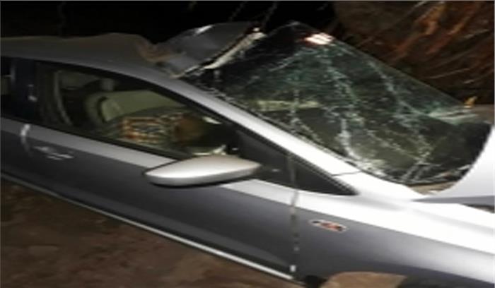 महाराष्ट्र में कार के पेड़ से टकराने से 5 लोगों की मौत महाराष्ट्र में कार के पेड़ से टकराने से 5 लोगों की मौत