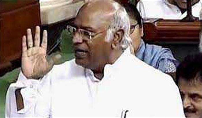 पुणे हिंसा पर कांग्रेस का सदन से वॉकआउट पुणे हिंसा पर कांग्रेस का सदन से वॉकआउट