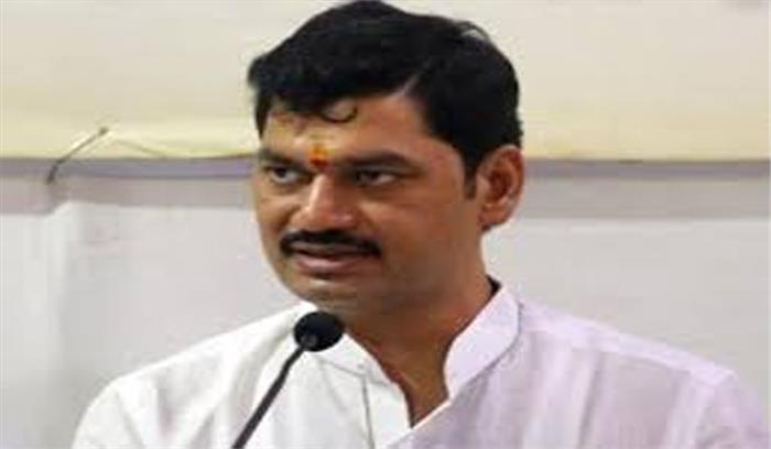 धनंजय मुंडे ने कैबिनेट मंत्री के रूप में शपथ ली