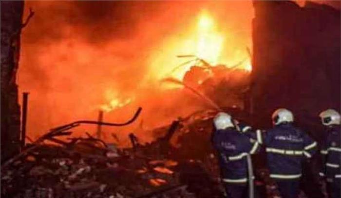 महाराष्ट्र : पुणे में साड़ी की दुकान में आग लगी, 5 लोगों की मौत महाराष्ट्र : पुणे में साड़ी की दुकान में आग लगी, 5 लोगों की मौत