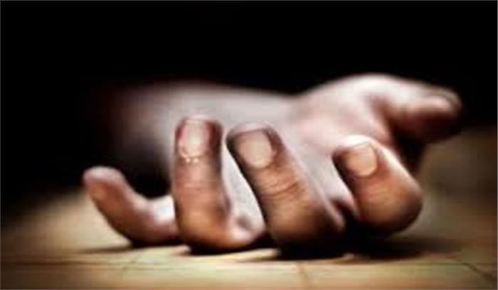 जामुन तोड़ने पेड़ पर चढ़ी महिला की गिरकर मौत