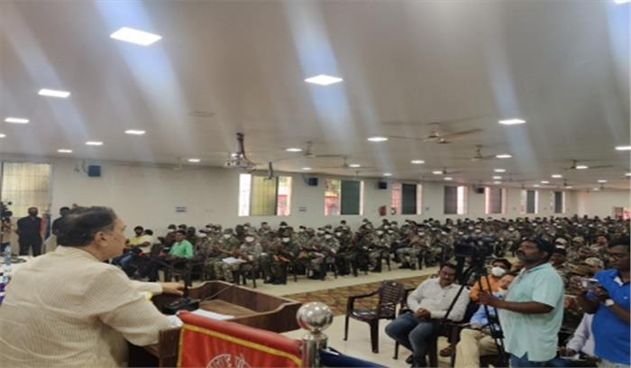 महाराष्ट्र : वाल्से-पाटिल ने नक्सलियों से मुठभेड़ के लिए पुलिस को सराहा