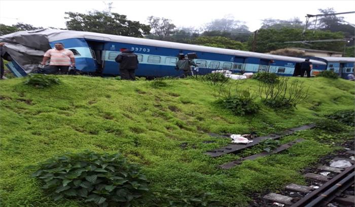 पुणे में बांद्रा एलटीटी-मदुरै एक्सप्रेस का एक डिब्बा पटरी से उतरा