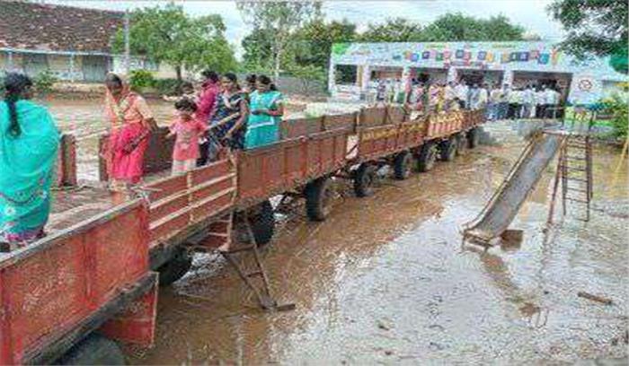 महाराष्ट्र में मतदान केंद्र तक जाने के लिए लोगों ने बनाया अस्थायी पुल