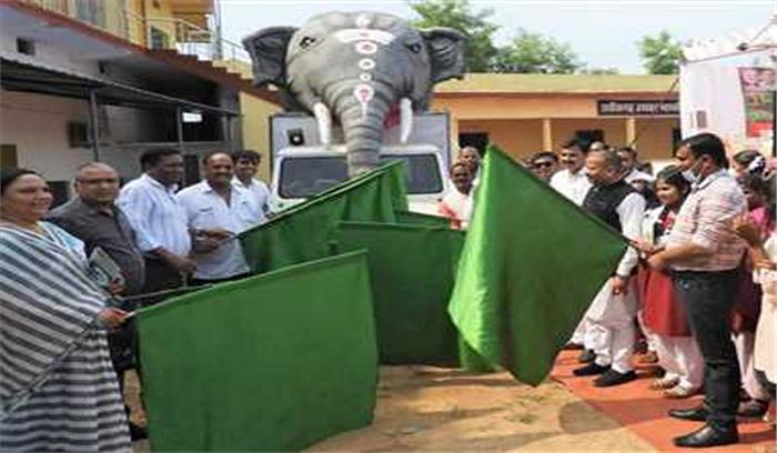 गज यात्रा वाहन को हरी झण्डी दिखाकर किया रवाना