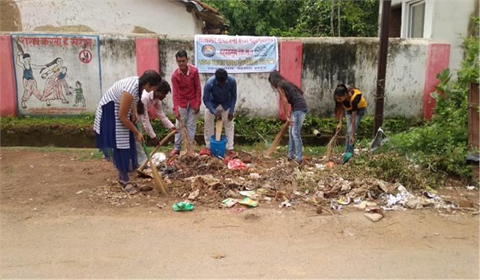 महासमुंद में स्वयं सेवकों ने श्रमदान कर की सफाई