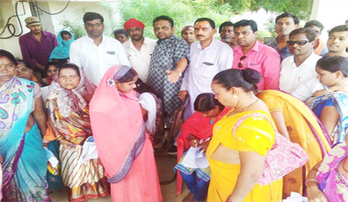 राशन कार्डों के नवीनीकरण कार्यों का कांग्रेस पदाधिकारियों ने लिया जायजा