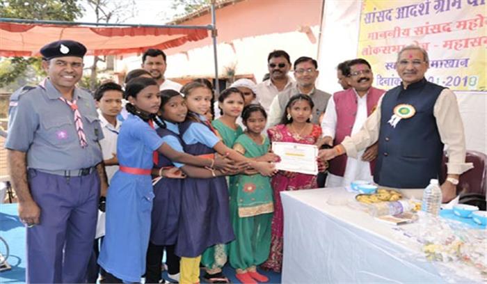 चंदूलाल साहू ने सांसद आदर्श ग्राम कोमाखान में किया ध्वजारोहण