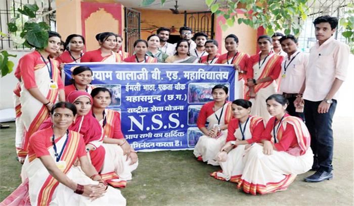 महासमुंद : स्वयं सेवकों ने मंदिर परिसर की साफ-सफाई की