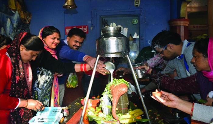 हर-हर महादेव के जयकारों से गूंज उठे शिवालय