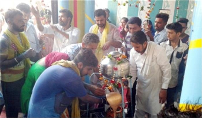 हर हर महादेव के जयकारों से गूंजे शिव मंदिर