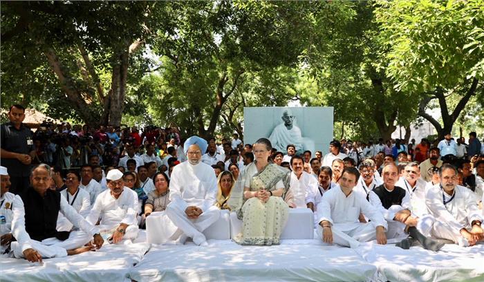 मनमोहन सिंह, सोनिया गांधी, और राहुल गांधी ने बापू को दी श्रद्धांजलि मनमोहन सिंह, सोनिया गांधी, और राहुल गांधी ने बापू को दी श्रद्धांजलि