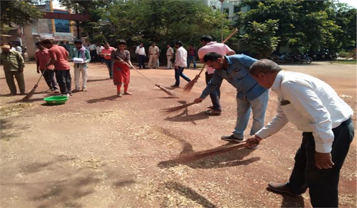 थाना परिसर में स्वच्छता की शपथ दिलाई गई