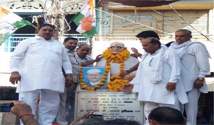 कांग्रेस कार्यकर्ताओं ने राष्ट्रपिता की प्रतिमा पर किया माल्यार्पण