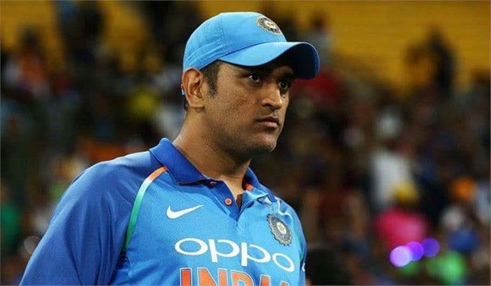 धोनी​​​​​​​ ने कहा - मैं गेंद को देखकर हिट करता हूं