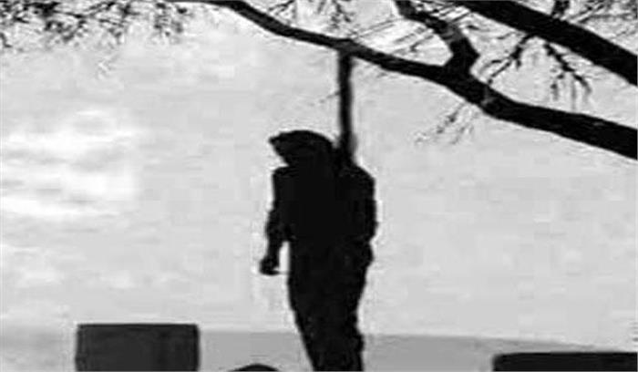 महोबा: पेड से लटका मिला युवक का शव