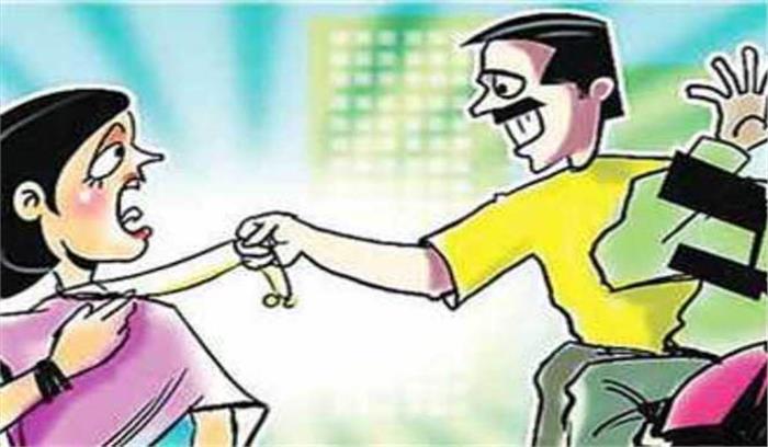 उत्तर प्रदेश : महोबा में बदमाशों ने विवाहिता से लूटे जेवर और नकदी