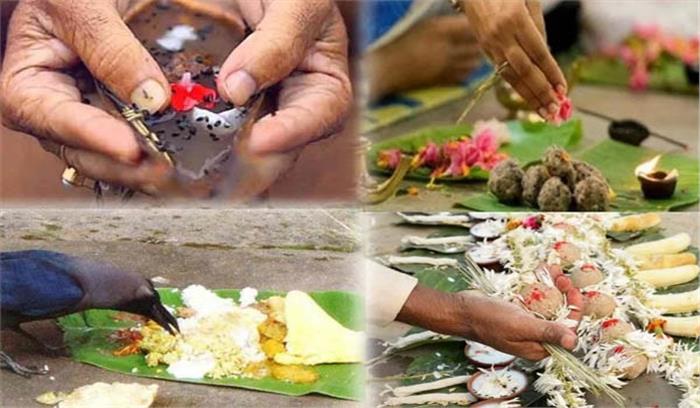 बुंदेलखंड में बच्चियां करती हैं पितरों का तर्पण