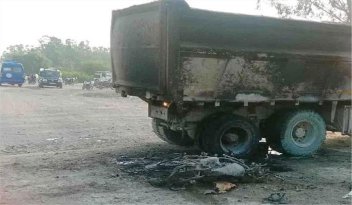 उप्र : ट्रक से टक्कर के बाद मोटरसाइकिल में लगी आग, 3 जिंदा जले उप्र : ट्रक से टक्कर के बाद मोटरसाइकिल में लगी आग, 3 जिंदा जले