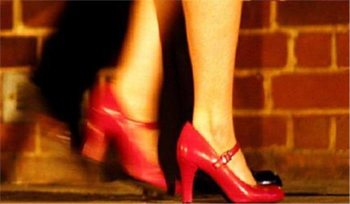 युवती को वेश्यावृत्ति के लिए प्रेमी कर रहा परेशान 