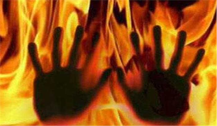 युवती ने शरीर पर मिट्टी तेल डाला, पड़ोसी ने लगा दी आग