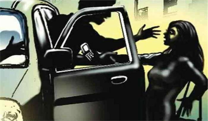 इंदौर में चलती कार में दुष्कर्म, एक गिरफ्तार इंदौर में चलती कार में दुष्कर्म, एक गिरफ्तार