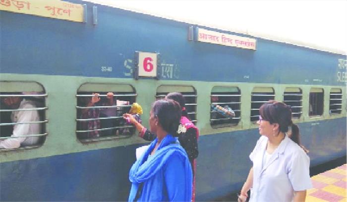 मुख्य पर्यटक स्थलों के बारे में यात्रियों को जानकारी दी जा रही