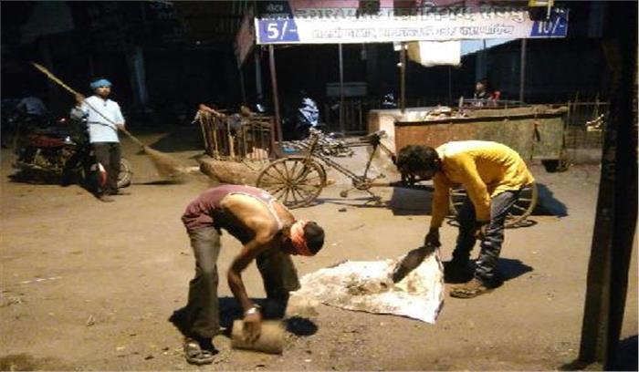 मुख्य बाजारों व व्यवसायिक मार्गों में रात्रिकालीन सफाई