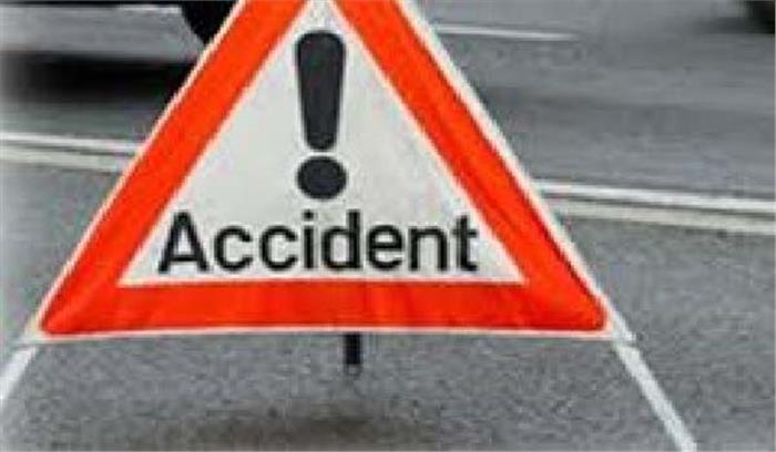 उत्तर प्रदेश : मैनपुरी में कार स्कूटी की टक्कर में तीन मरे