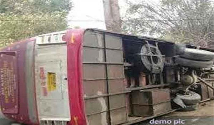 उत्तर प्रदेश : स्लीपर बस पलटने से मां-बेटी की मृत्यु, 35 घायल