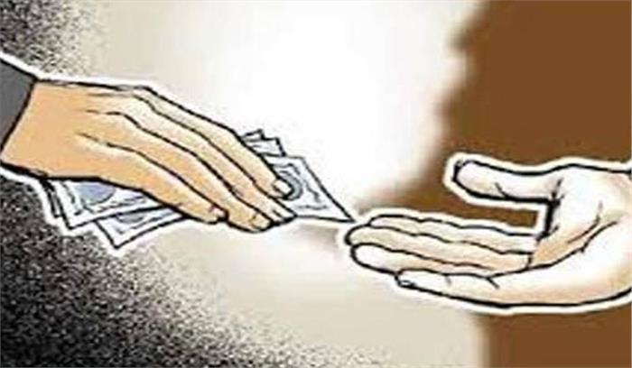 मलेरिया निरीक्षक रिश्वत लेते गिरफ्तार