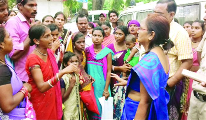 सायकल के लिए श्रमिकों का कलेक्ट्रेट में हंगामा