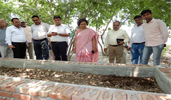 कमिश्नर व डीएम ने किया गौशाला केन्द्र का निरीक्षण कमिश्नर व डीएम ने किया गौशाला केन्द्र का निरीक्षण