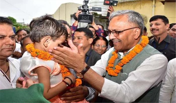 कुपोषण मुक्ति अभियान के तहत गोद ली गई बच्ची के घर पहुंचे रावत