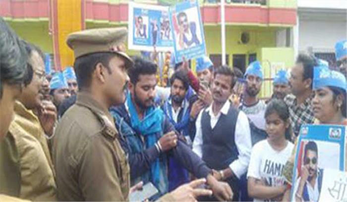 मालवीय नगर में प्रदर्शनकारियों पर पुलिस का बल प्रयोग, कई घायल मालवीय नगर में प्रदर्शनकारियों पर पुलिस का बल प्रयोग, कई घायल