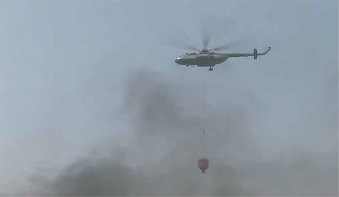 मालवीय नगर में लगी आग पर हेलीकॉप्टर की मदद से पाया गया काबू मालवीय नगर में लगी आग पर हेलीकॉप्टर की मदद से पाया गया काबू