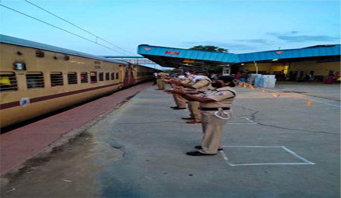 ममता, नीतीश और उद्धव ठाकरे ने प्रवासियों को घर पहुंचाने के मुद्दे पर चर्चा की