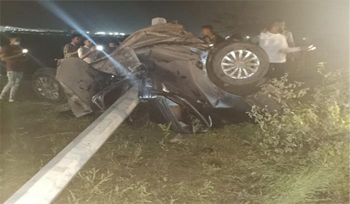 माना एयरपोर्ट पर सडक़ हादसा में कार सवार दो छात्रों की मौत