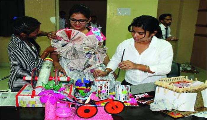 बेकार वस्तुओं से छात्रों  ने बनाई उपयोगी सामान
