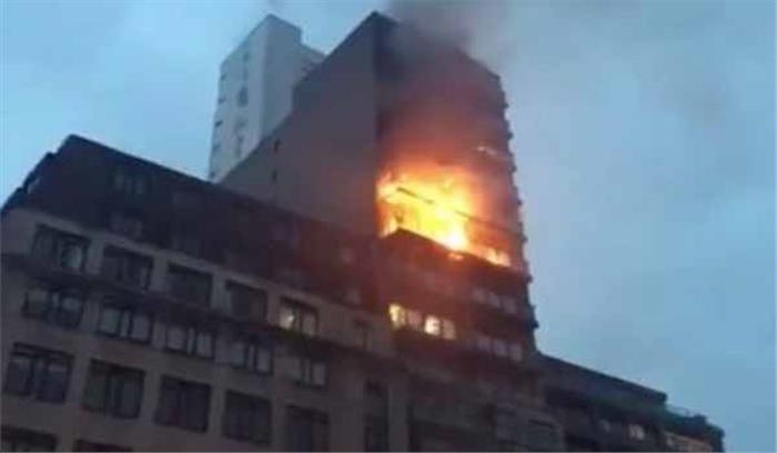 मैनचेस्टर की 12 मंजिला इमारत में लगी आग