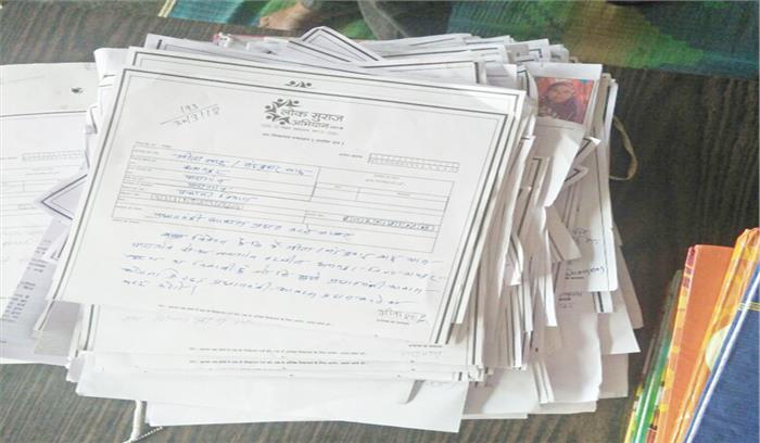 मंदलोर के शिविर में पड़े मिले सैकड़ों आवेदन