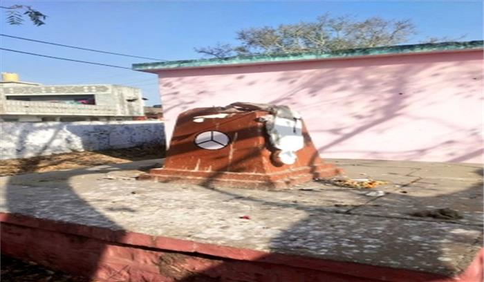 मंदसौर में महात्मा गांधी की प्रतिमा को क्षतिग्रस्त किया गया मंदसौर में महात्मा गांधी की प्रतिमा को क्षतिग्रस्त किया गया