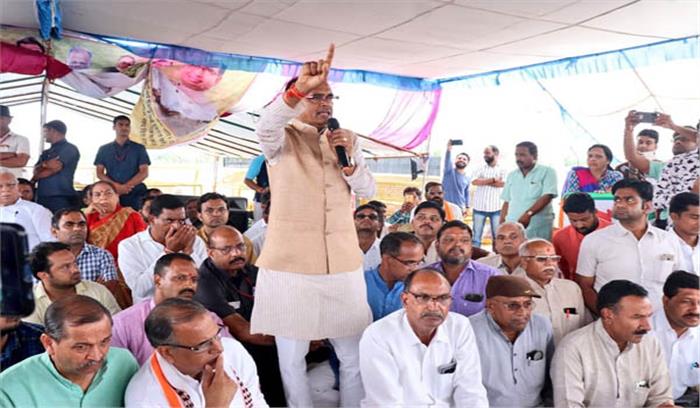 शिवराज ने दिन में धरना देकर रात में भजन गाए, कांग्रेस ने ली चुटकी